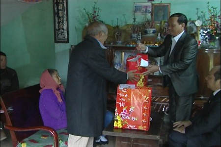 New year gifts presented to poor people in the northwestern region - ảnh 1